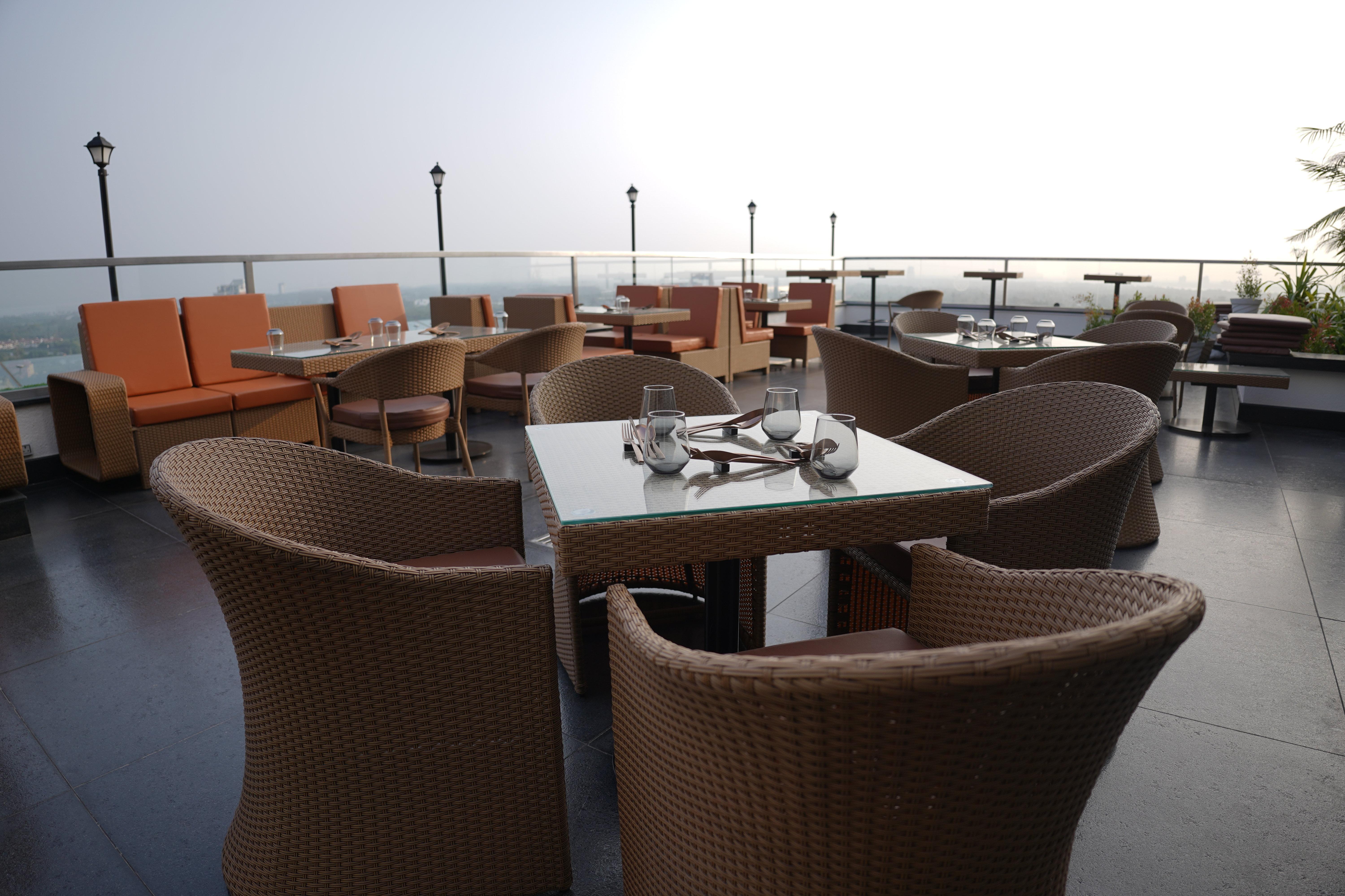 Crowne Plaza Kochi By Ihg Hotell Exteriör bild The Sky Bar