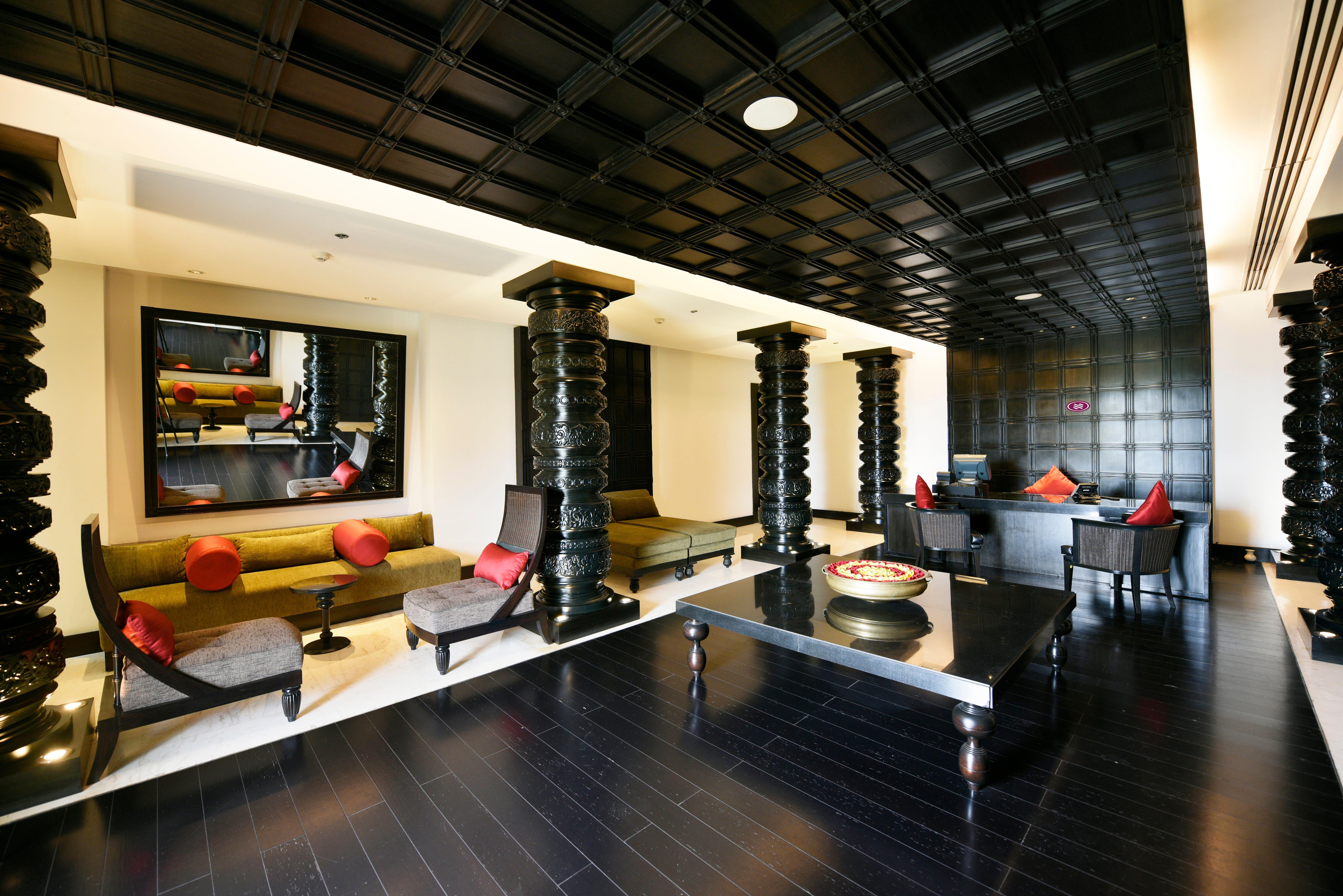 Crowne Plaza Kochi By Ihg Hotell Exteriör bild The lobby of the Taj Bengal