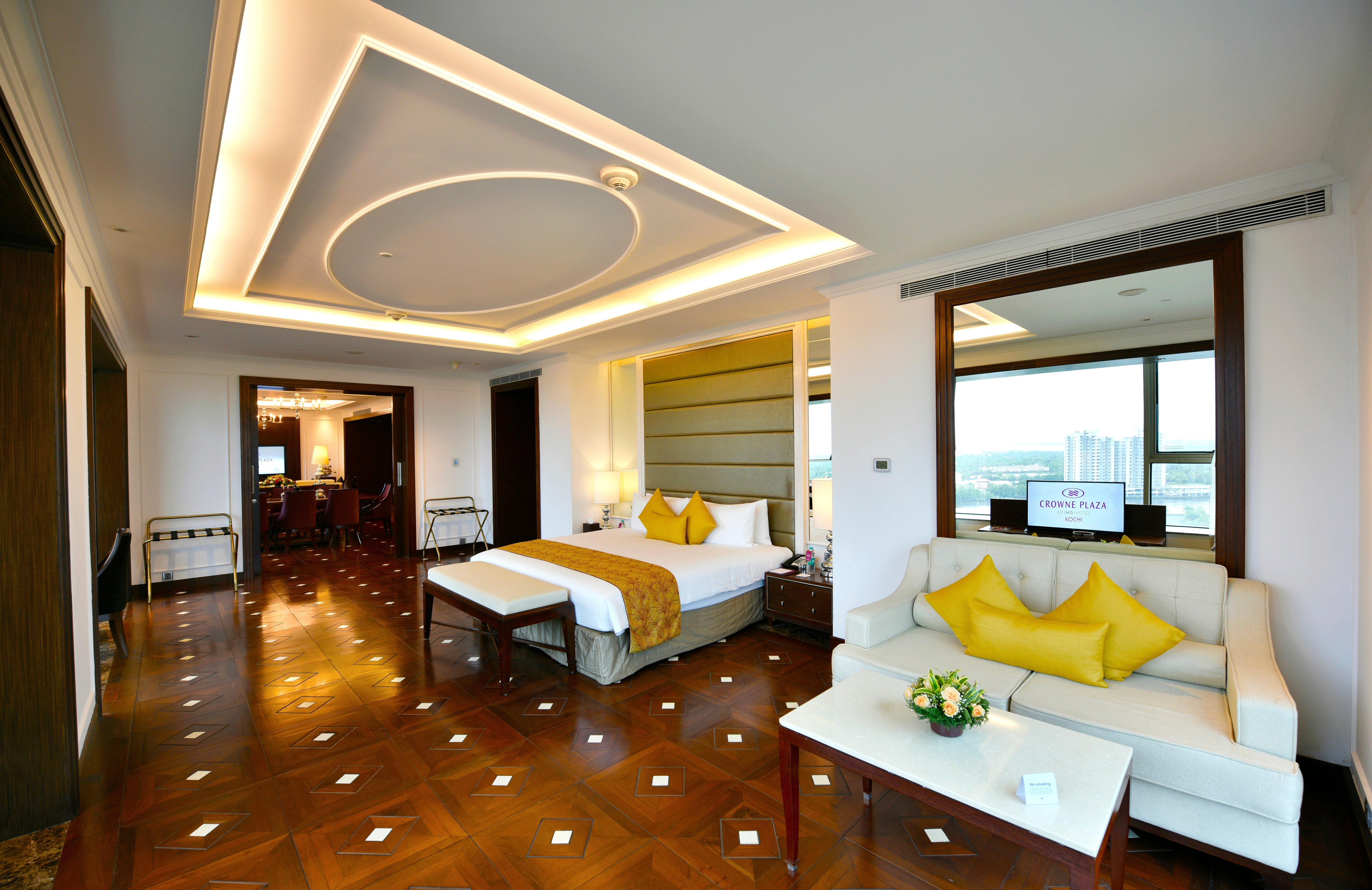 Crowne Plaza Kochi By Ihg Hotell Exteriör bild Suite at the hotel