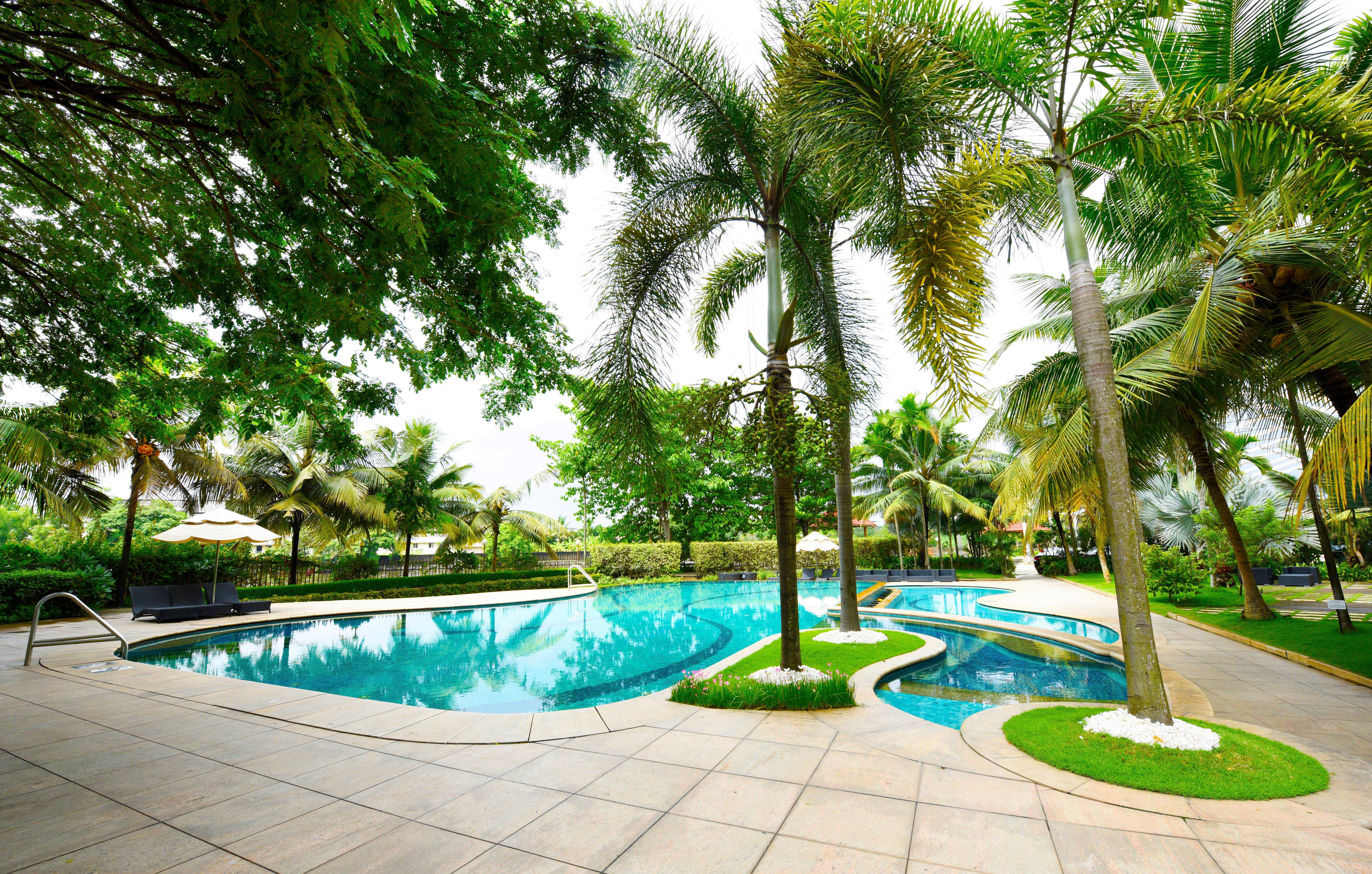 Crowne Plaza Kochi By Ihg Hotell Exteriör bild The pool at the hotel