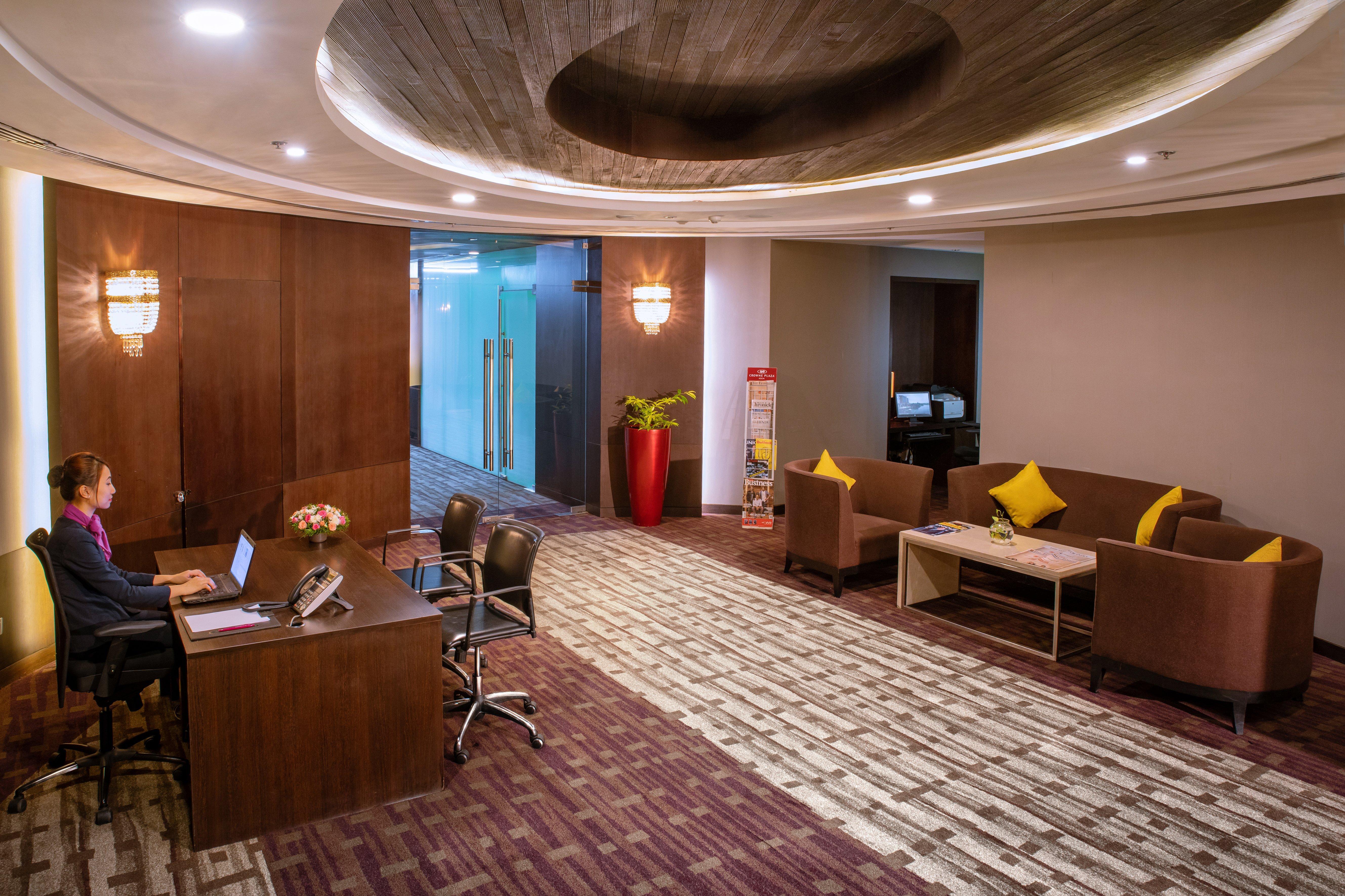 Crowne Plaza Kochi By Ihg Hotell Exteriör bild Business Center