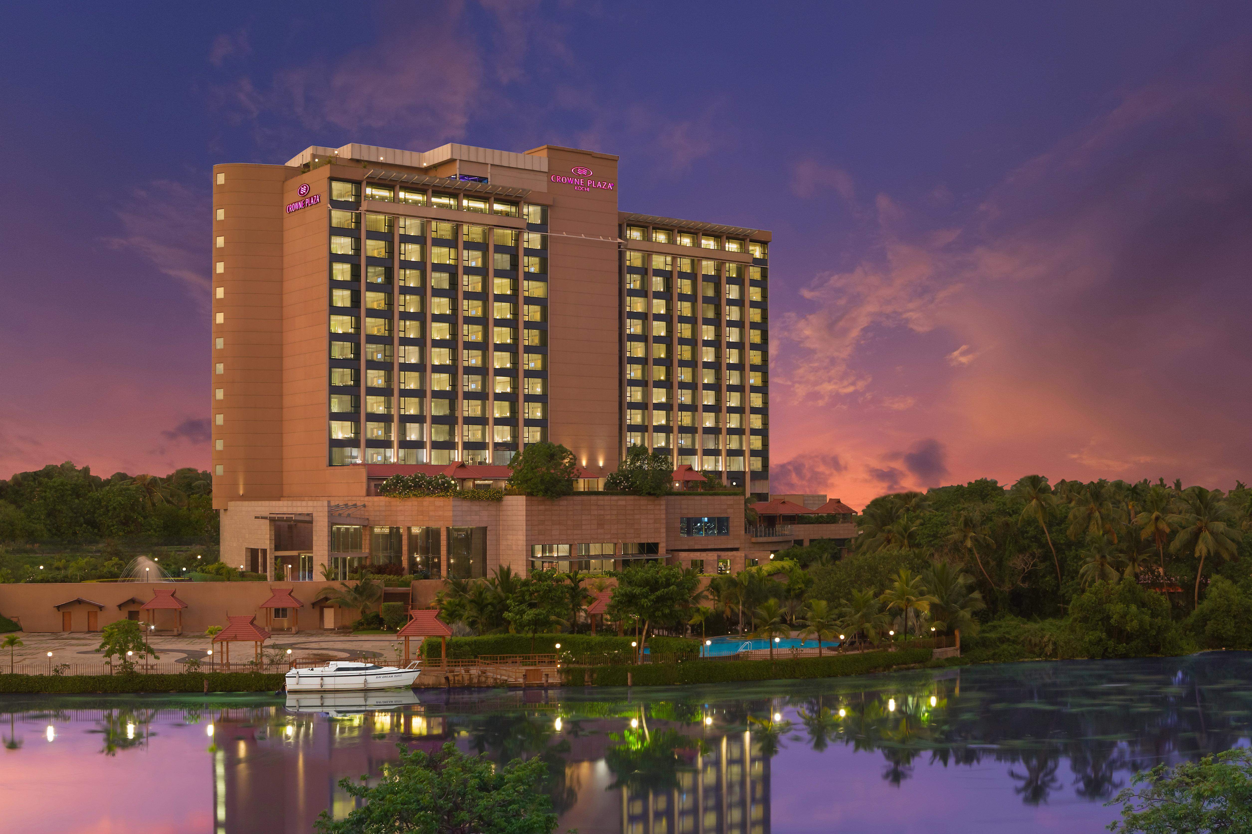 Crowne Plaza Kochi By Ihg Hotell Exteriör bild Hilton Garden Inn, Mysore