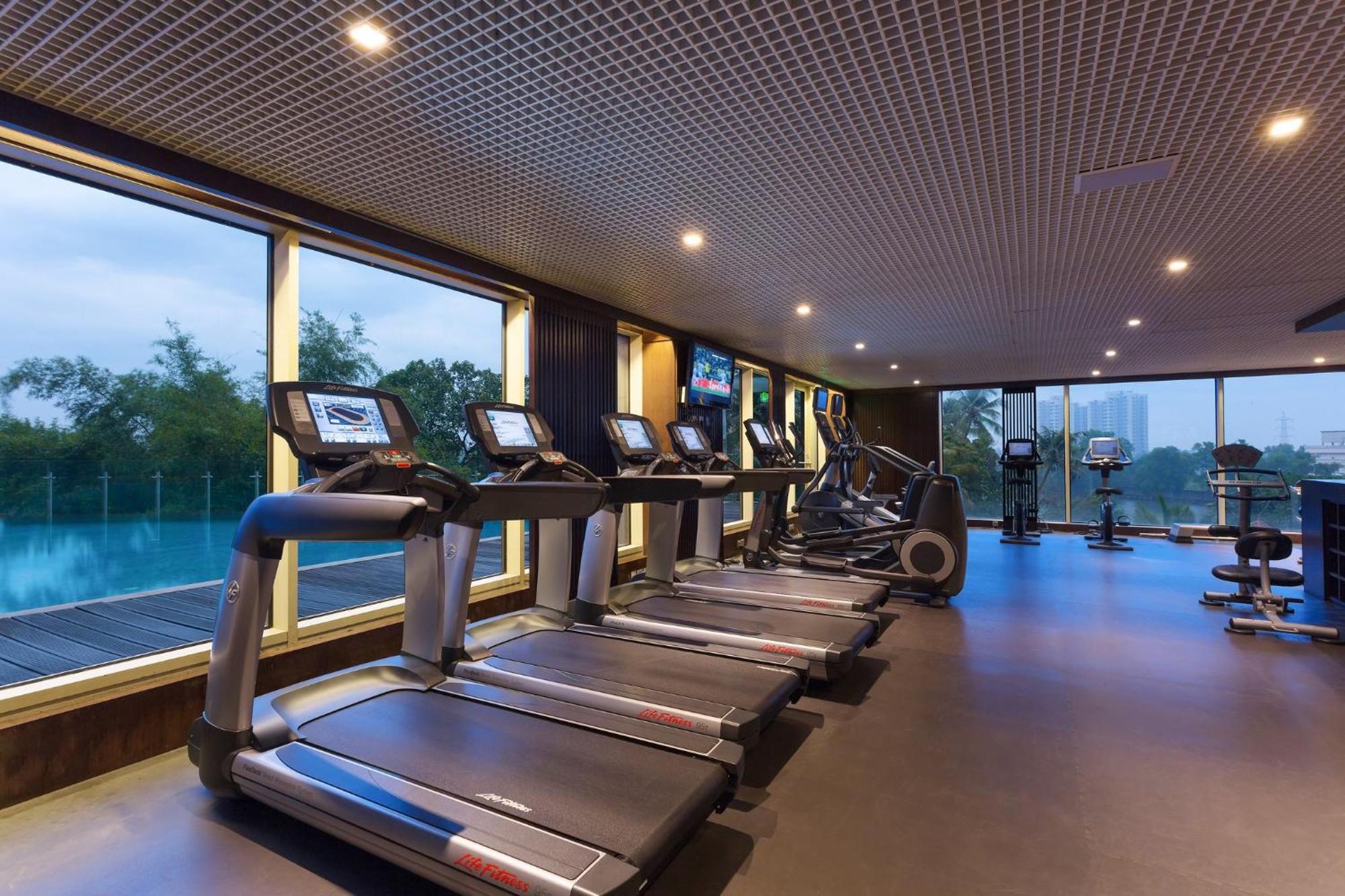 Crowne Plaza Kochi By Ihg Hotell Exteriör bild The gym at the hotel