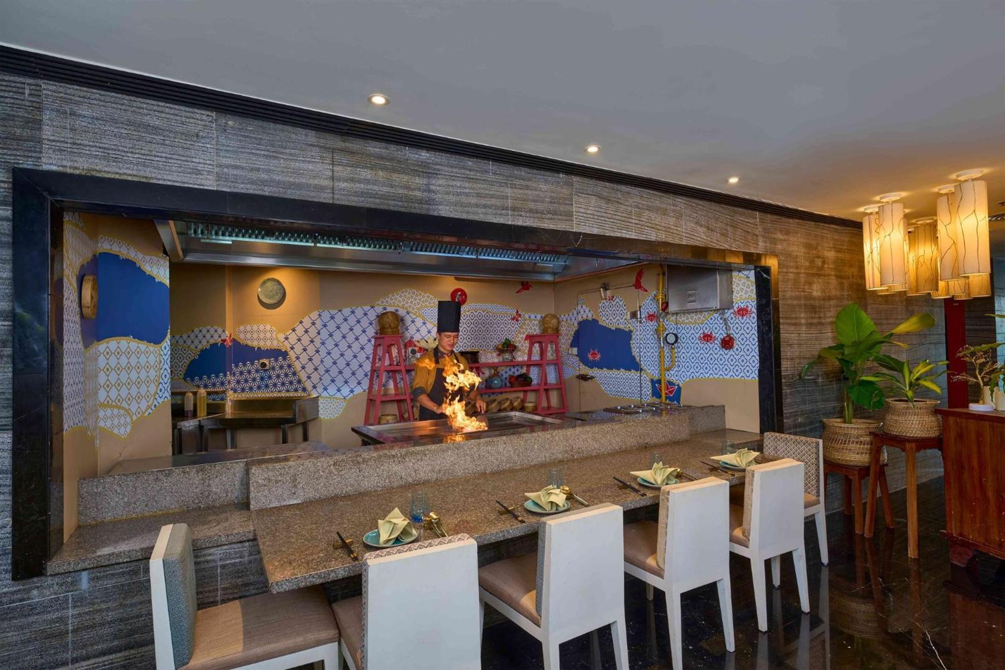 Crowne Plaza Kochi By Ihg Hotell Exteriör bild A restaurant in the hotel