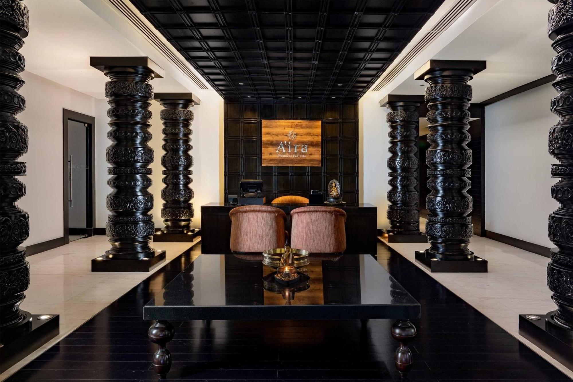 Crowne Plaza Kochi By Ihg Hotell Exteriör bild The reception area of the hotel