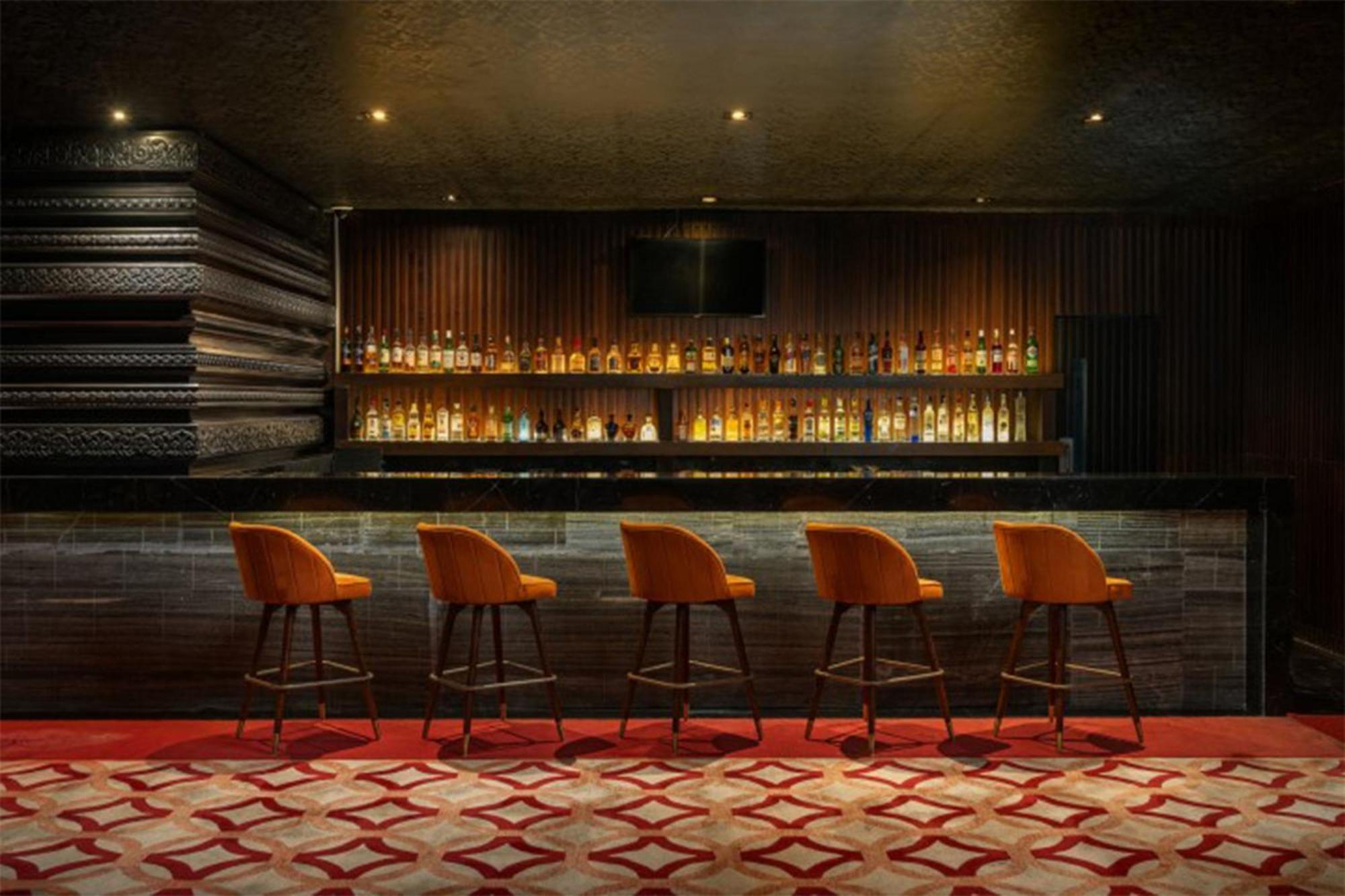 Crowne Plaza Kochi By Ihg Hotell Exteriör bild The bar at the 1900