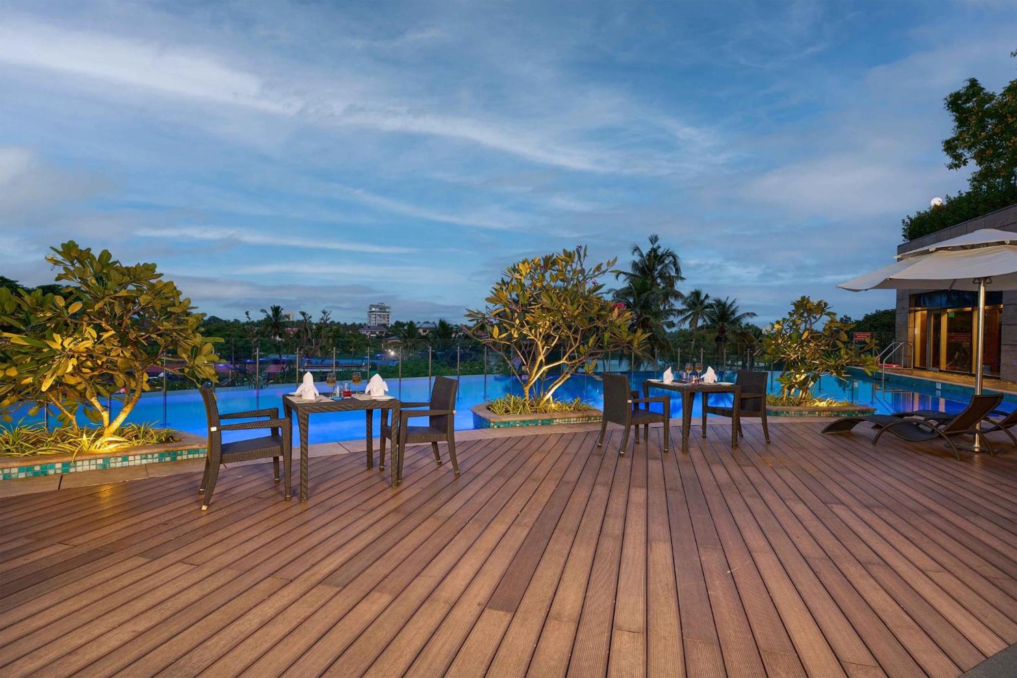 Crowne Plaza Kochi By Ihg Hotell Exteriör bild The Park, Hyderabad