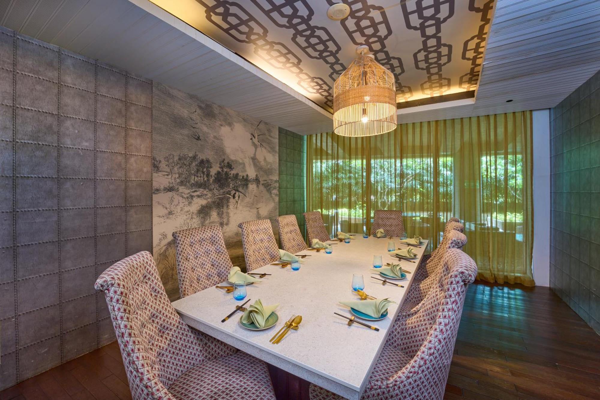 Crowne Plaza Kochi By Ihg Hotell Exteriör bild The interior of the restaurant