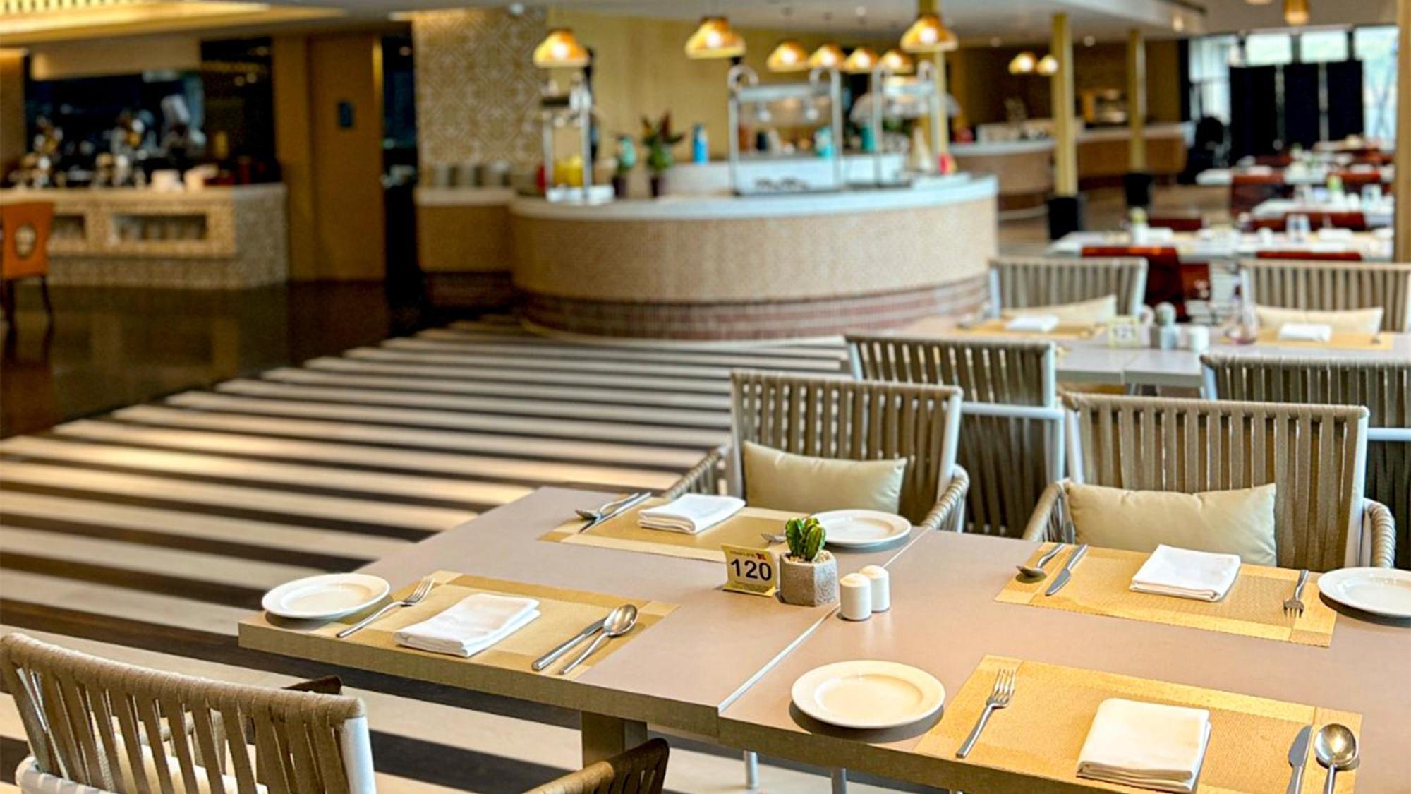 Crowne Plaza Kochi By Ihg Hotell Exteriör bild The restaurant